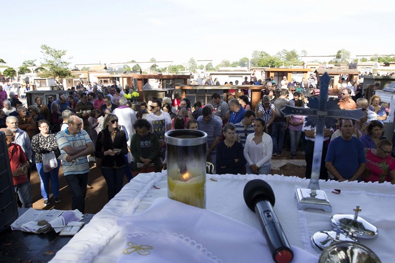 Dia De Finados Foi Marcado Por Missas E Cultos Nos Cemit Rios De Toledo